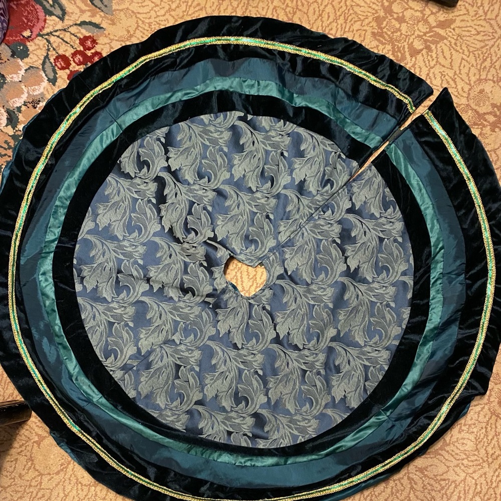 Tree skirt